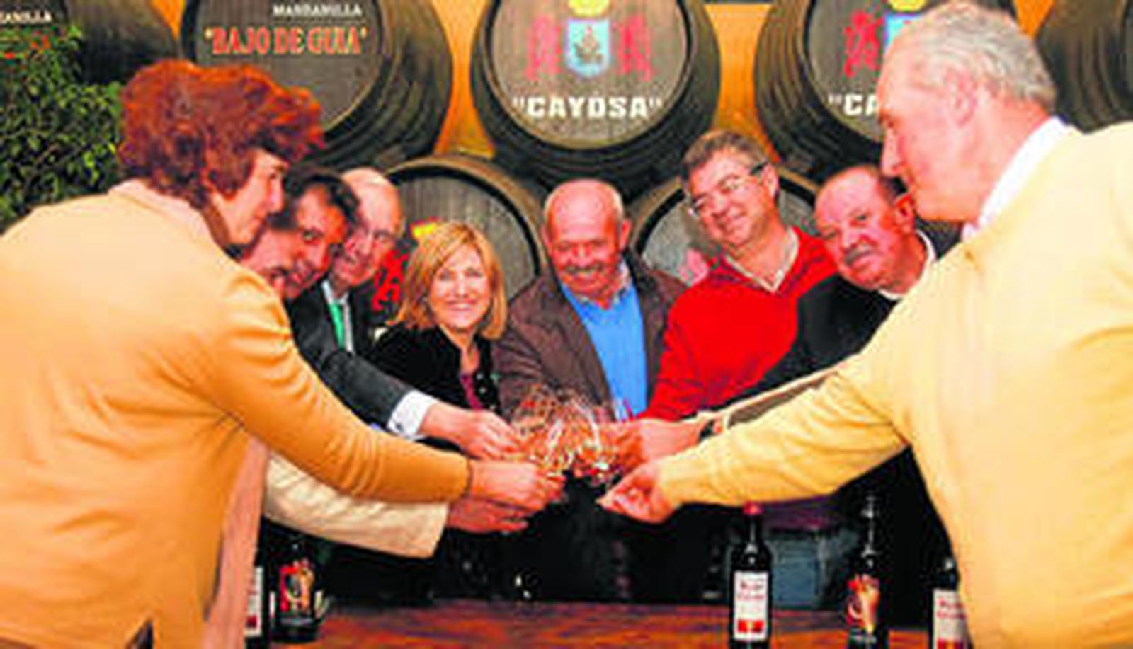 La junta rectora de esta cooperativa vitivinícola sanluqueña brindó ayer con la alcaldesa de la ciudad en las instalaciones de la bodega recuperada.