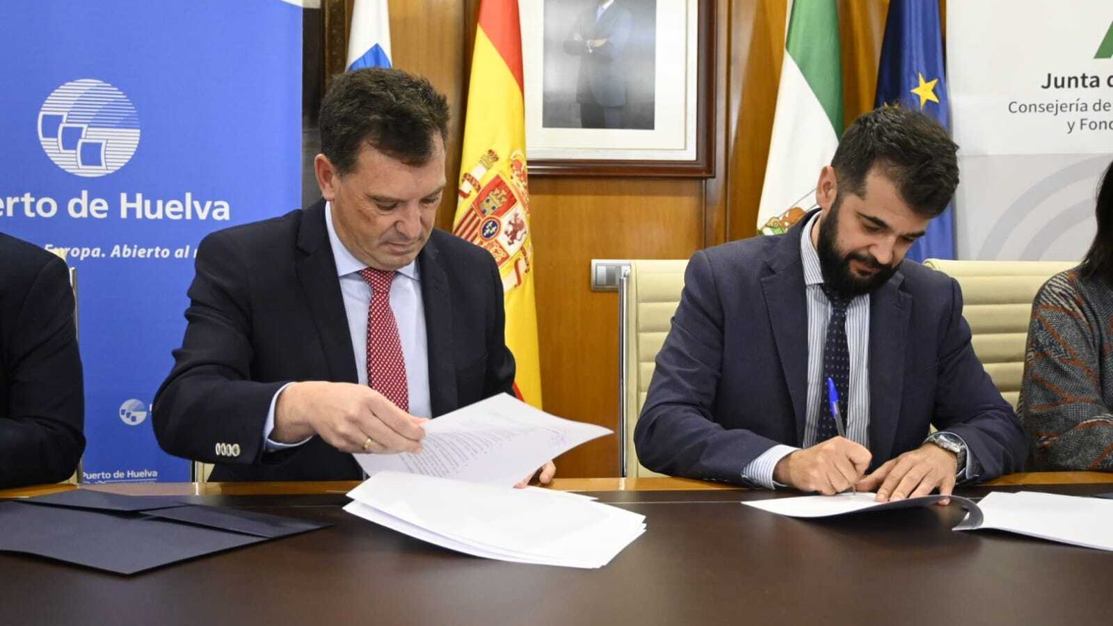 Firma del convenio entre Alberto Santa, presidente del Puerto y el director general de Patrimonio, Joaquín Gallardo