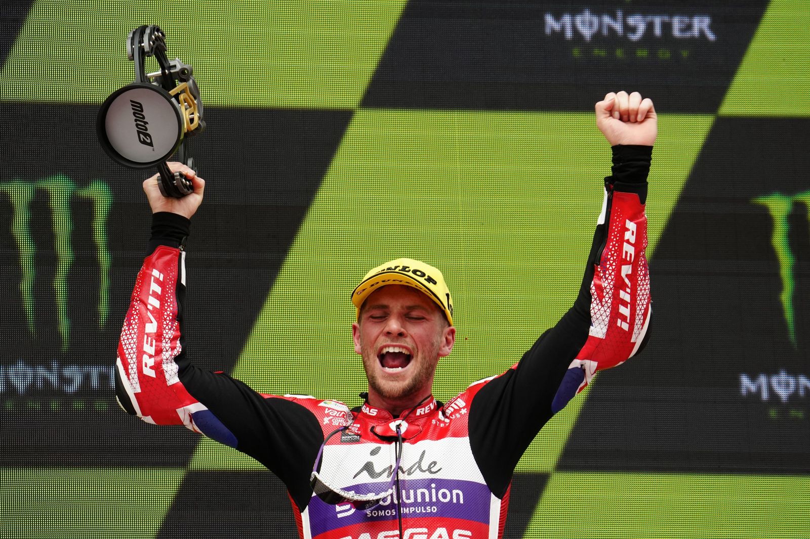 Las cariñosas fotos de Piqué, Clara Chía en el Mundial de Motos en Montmeló