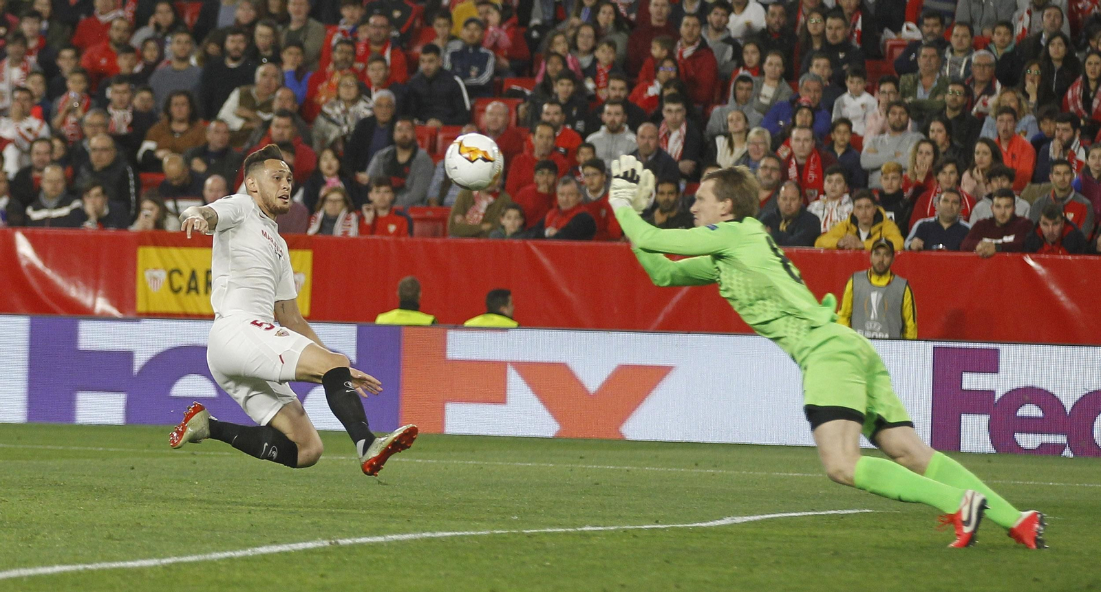 Ocampos trata de llegar a un balón ante el meta del Cluj, en el último partido europeo disputado.