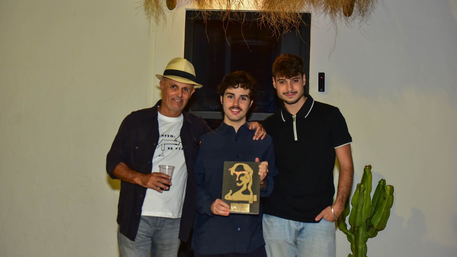 José Mateos, junto a Emilio Rosales y a Luis Guerrero, tras la recogida del premio.
