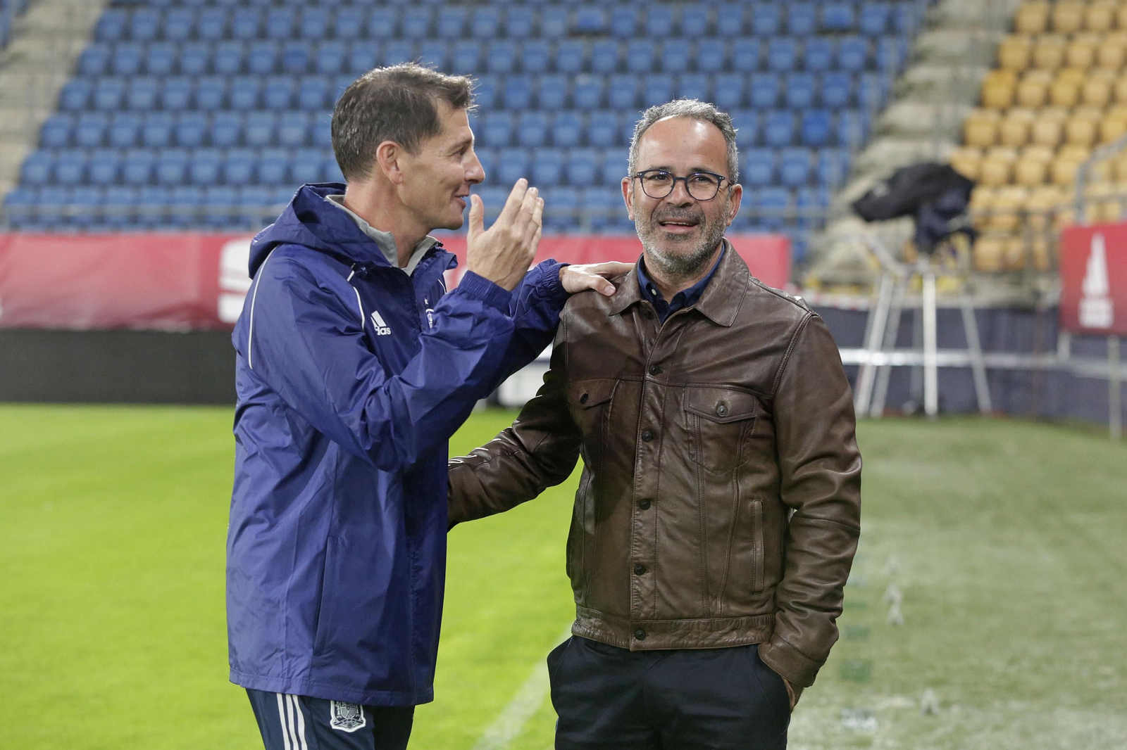 Jesús Casas y Álvaro Cervera conversan amigablemente sobre el césped del Carranza.