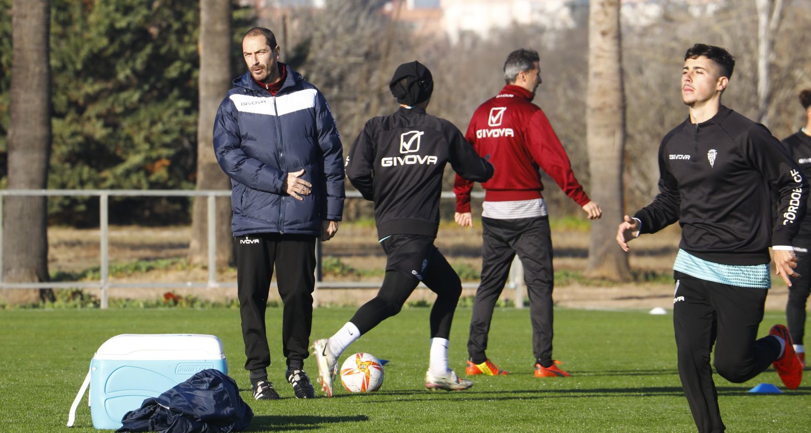 Diego Caro da órdenes a sus jugadores durante un entrenamiento en la Ciudad Deportiva.