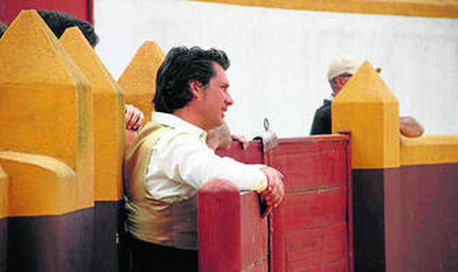 Presentación del cartel presidida por el alcalde lepero junto a los dos toreros de Huelva.