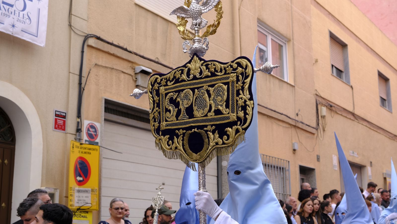 La Procesión de Los Ángeles de sobrepuso a la lluvia, en imágenes