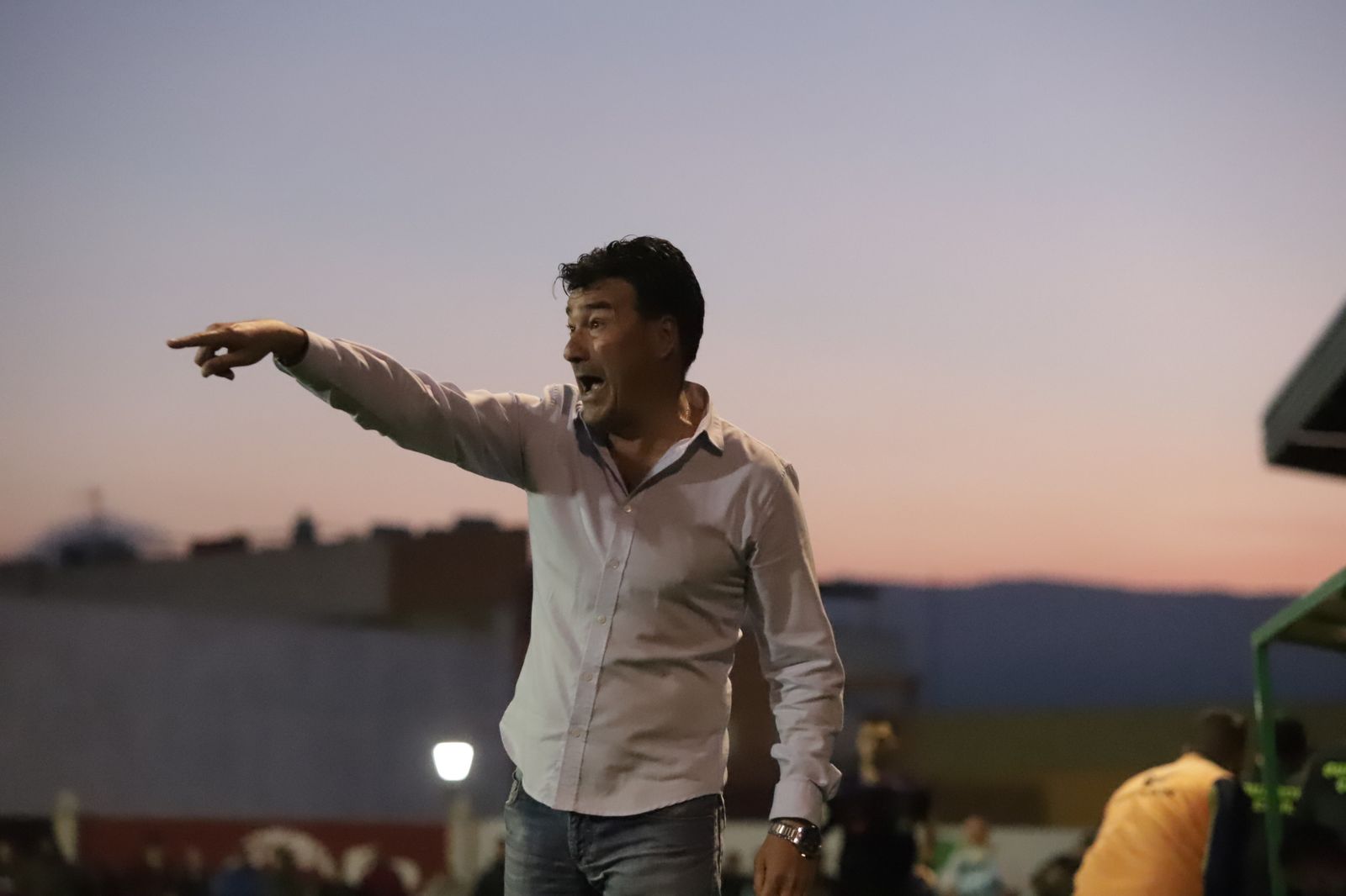 Rafa Escobar da instrucciones durante un partido en el San Rafael
