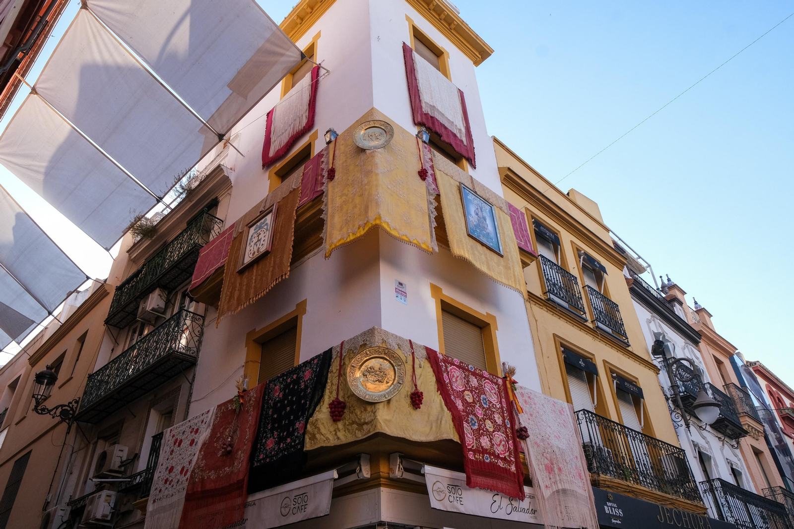 Preparativos, altares, escaparates, balcones para el Corpus