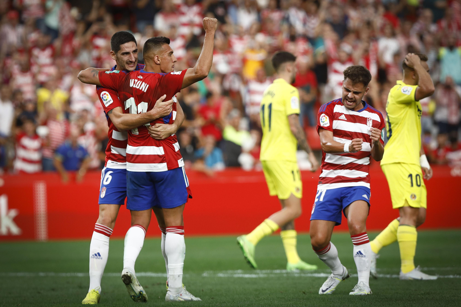 Bodiger celebra el segundo tanto de Uzuni junto a Melendo.