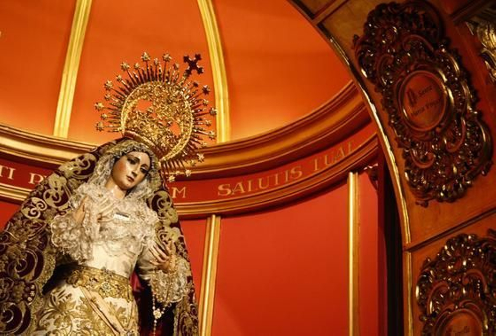 Mármol, bronce y madera son los materiales que forman el monumental retablo que acogerá al Cristo de la Expiración.

Foto: Victoria Hidalgo