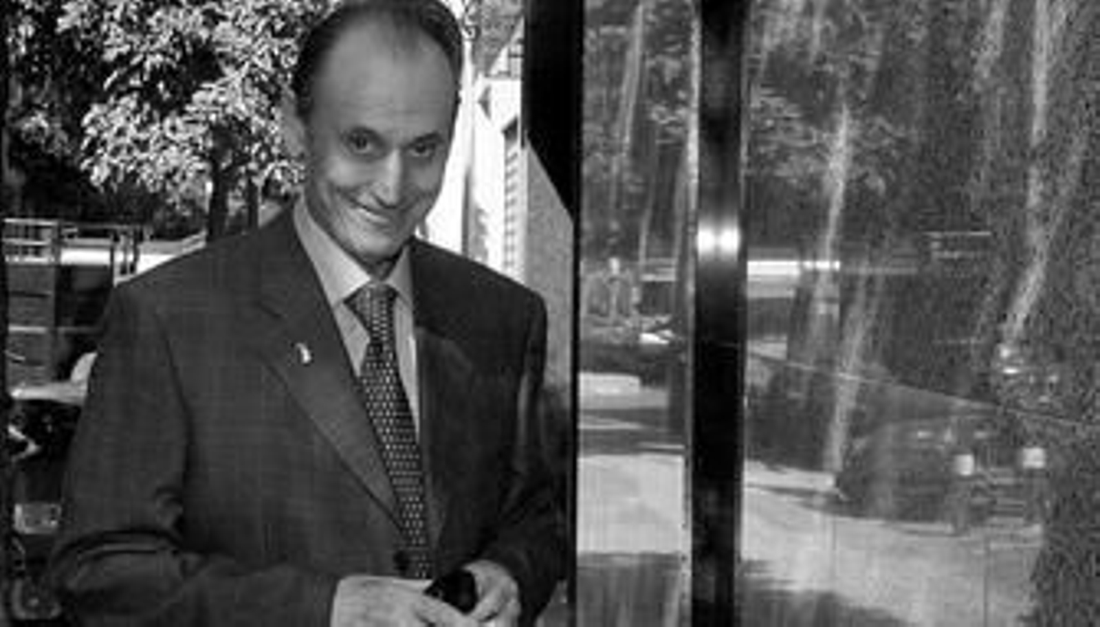 Manuel Ruiz de Lopera sonríe pícaramente en la puerta de sus oficinas en la calle Jabugo, en Sevilla.