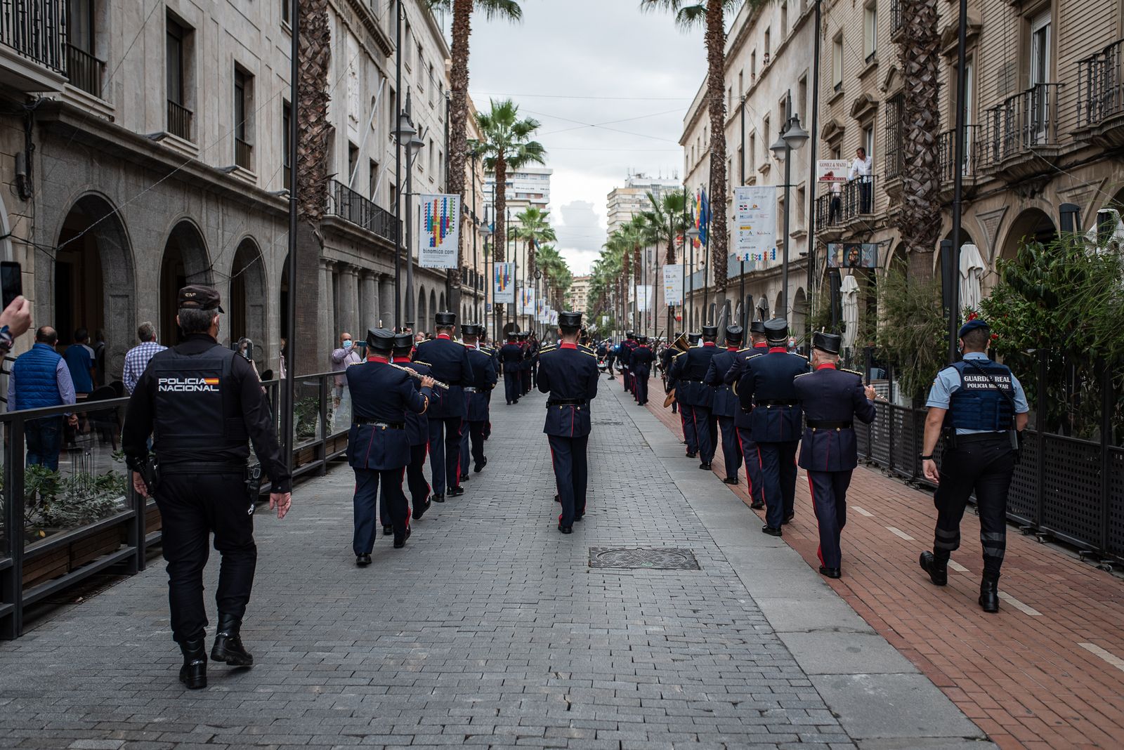 Imágenes del desfile de la Guardia Real por el centro de Huelva
