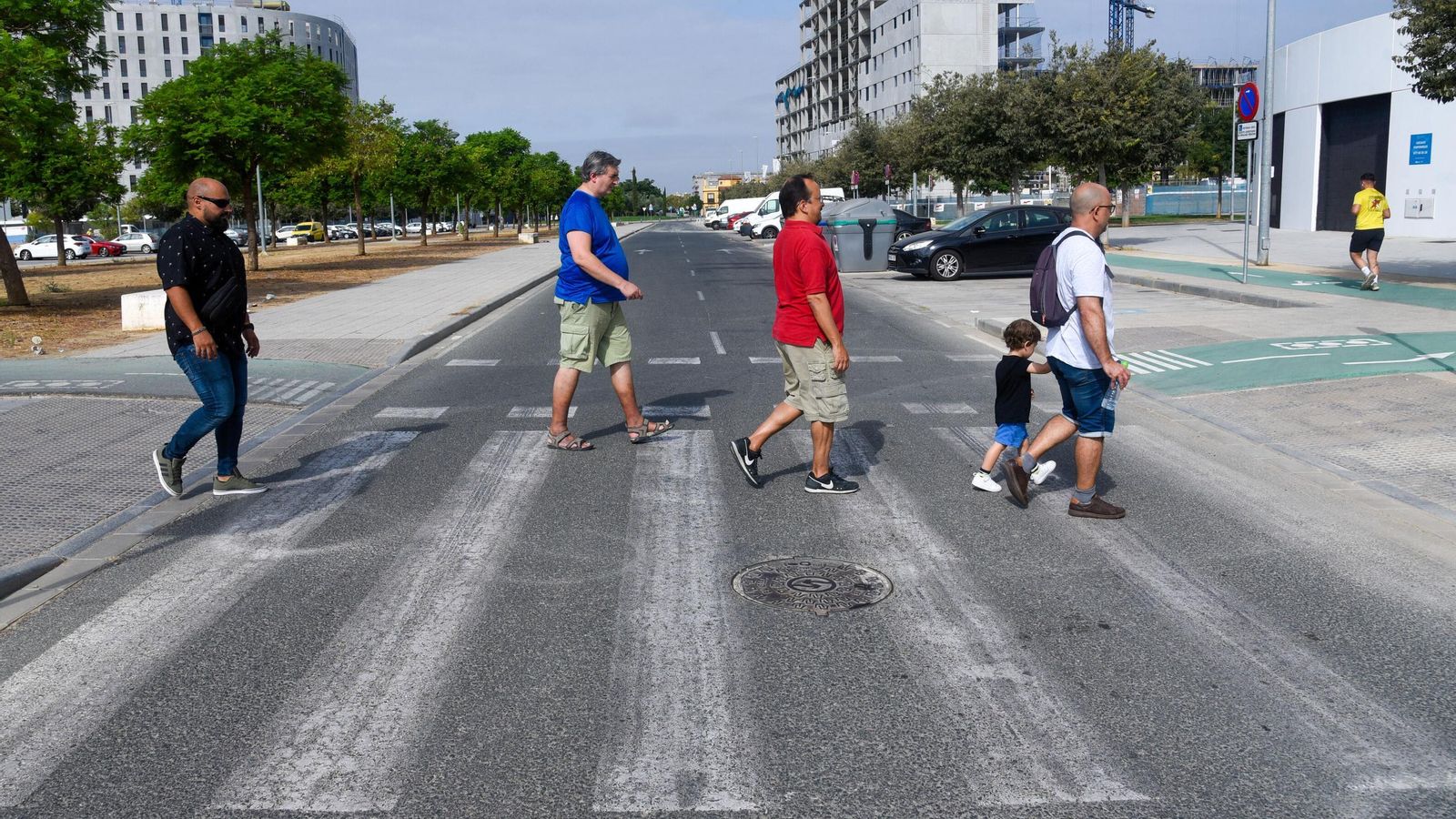 Varias personas cruzan un paso de peatones de la calle Francisco González García.