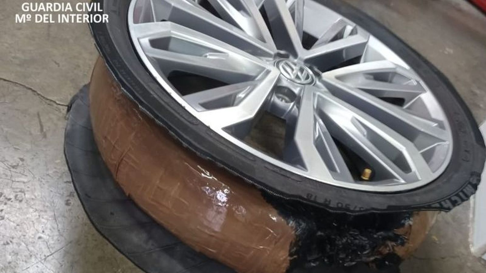 Hachís en una de las ruedas del coche interceptado por la Guardia Civil.