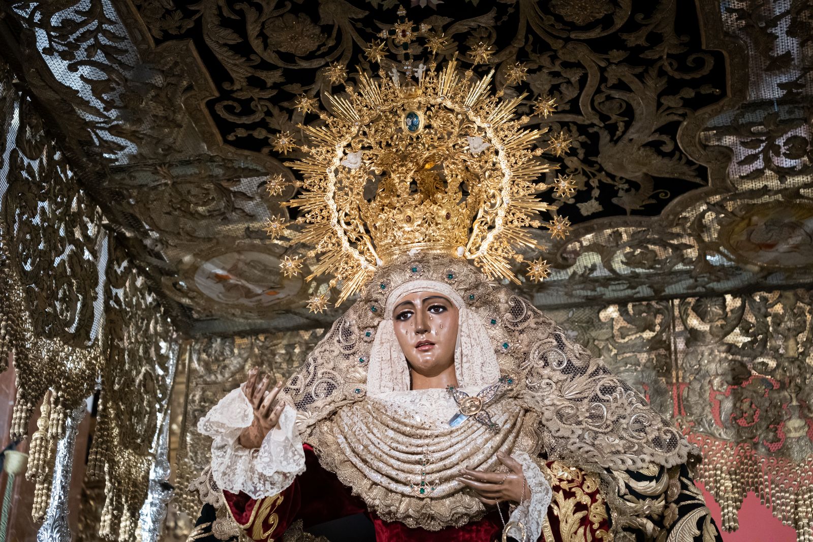 La Esperanza de Triana en su paso de palio, en imágenes