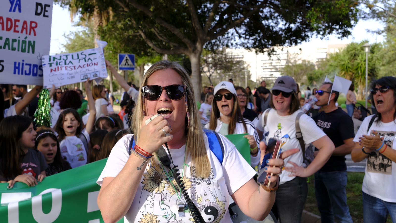 Imágenes de la manifestación de padres de la Vega de Acá solicitando un colegio nuevo