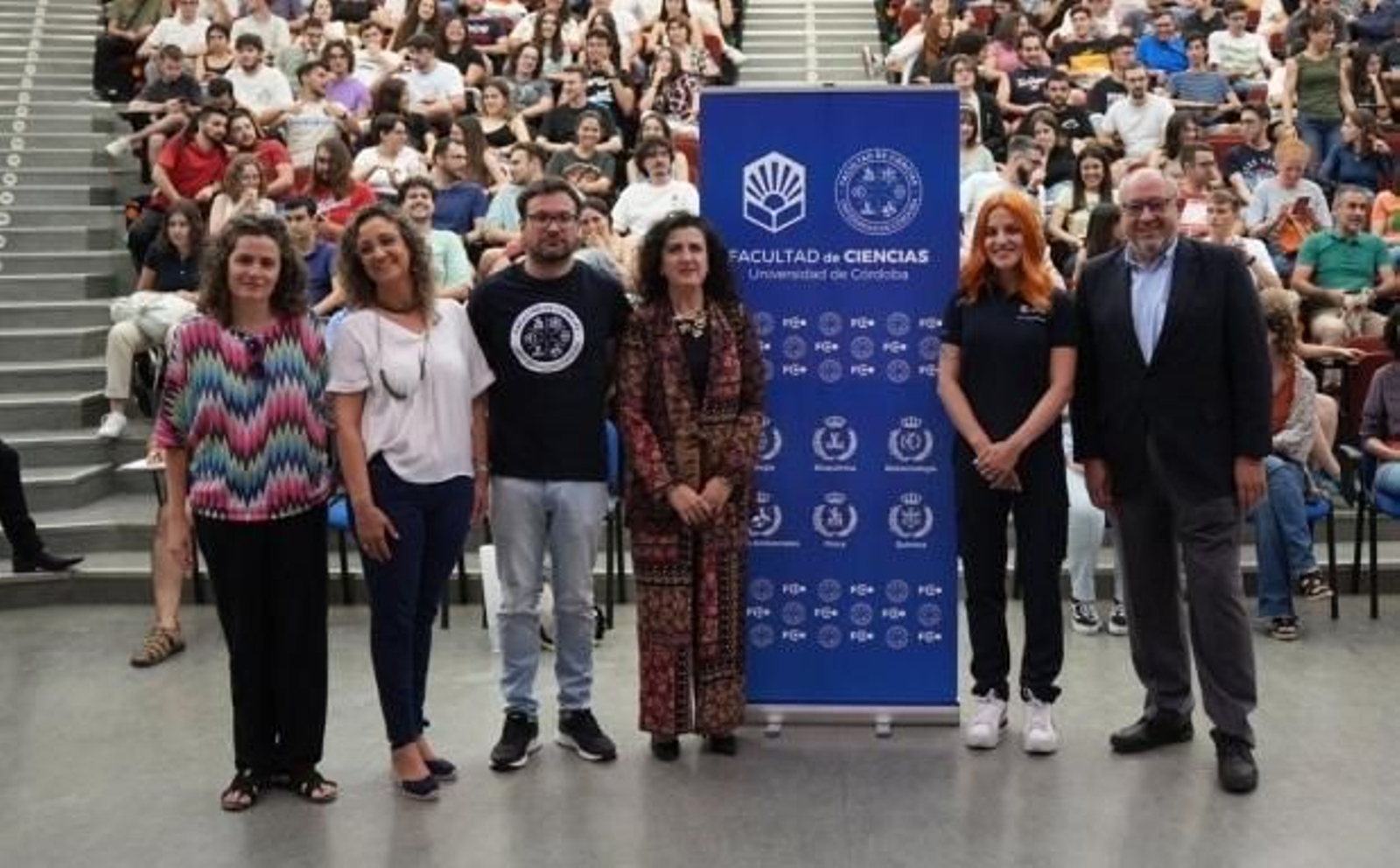 Sara García Alonso, la segunda por la derecha, en el Campus de Rabanales.