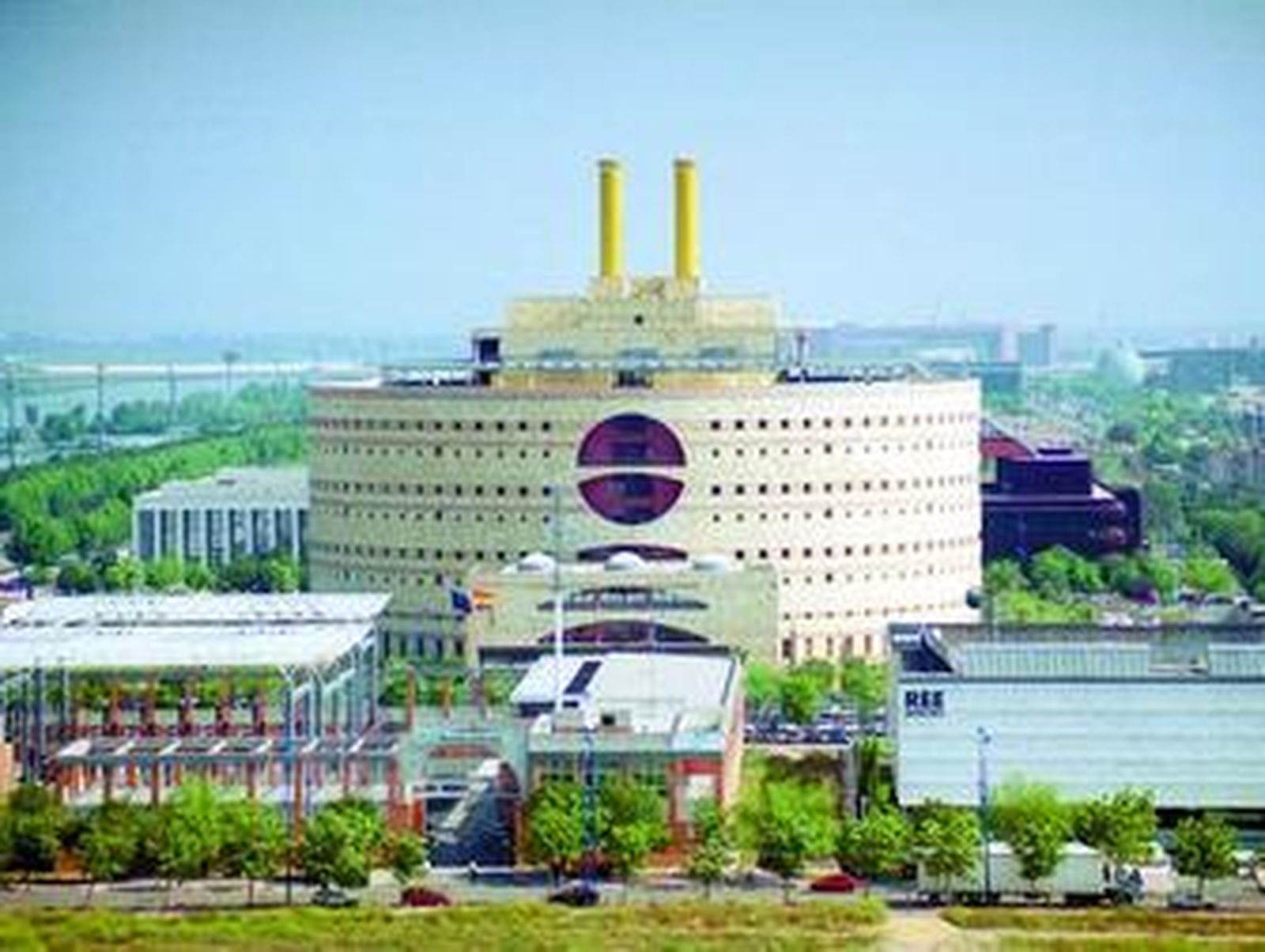 Una vista del edificio Torretriana de la Cartuja, con el World Trade Center de fondo.