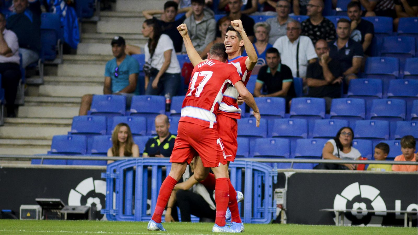 Carlos Fernández es abrazado por Quini tras el tanto marcado en Cornellá.