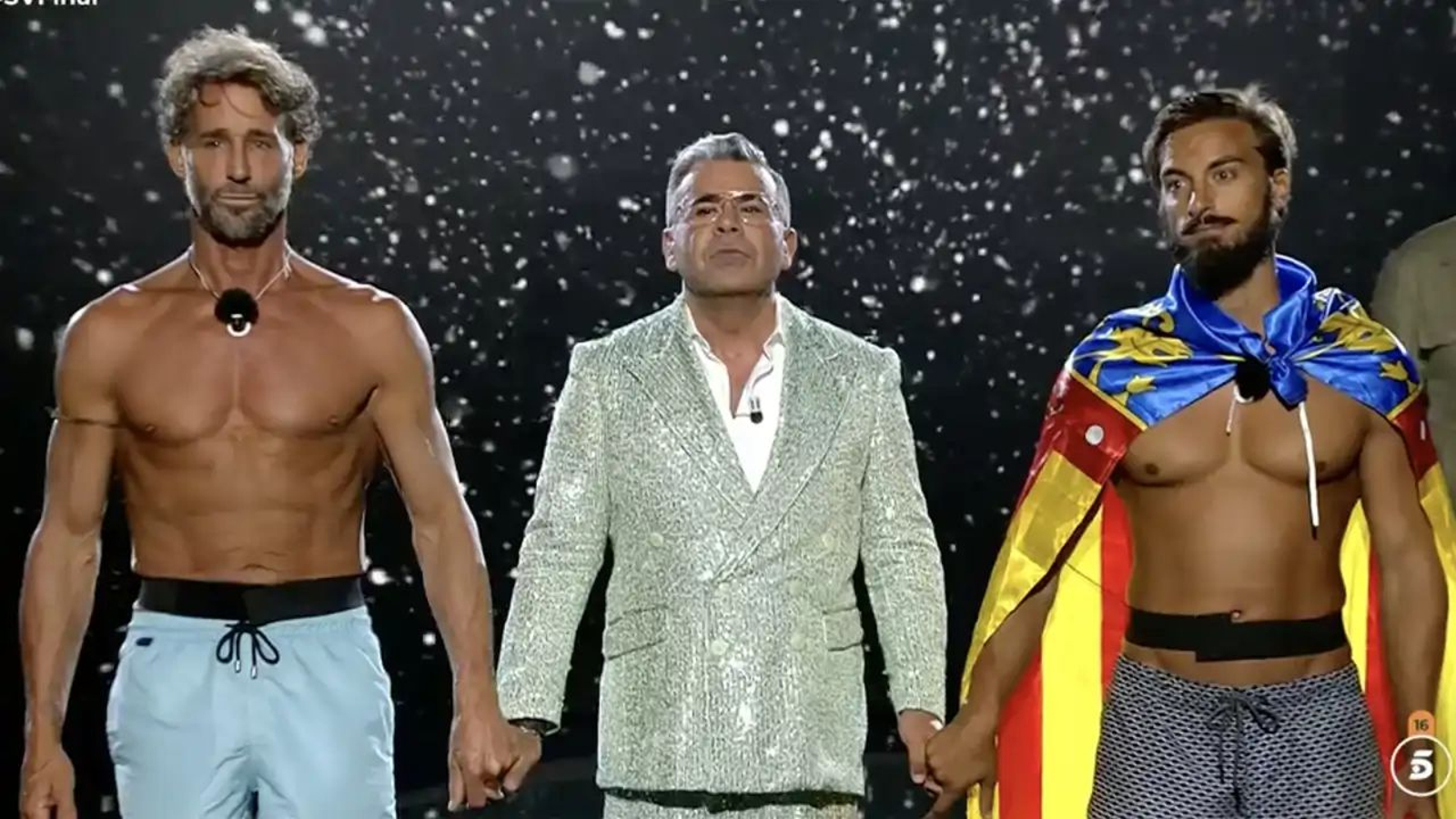 Álvaro Muñoz Escassi y Borja González junto a Jorge Javier Vázquez en la final de 'Supervivientes 2025' Álvaro Muñoz Escassi y Borja González junto a Jorge Javier Vázquez en la final de 'Supervivientes 2025'