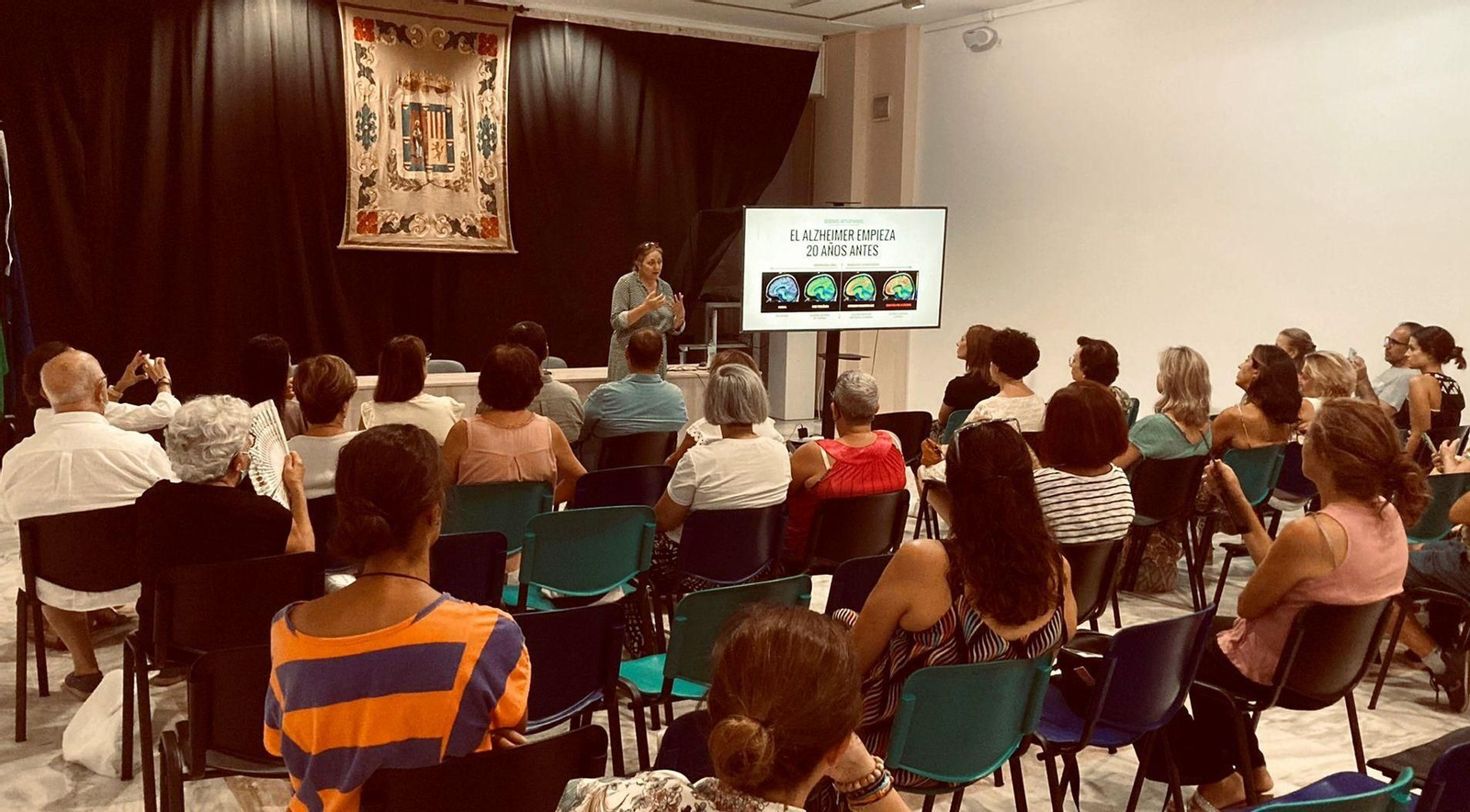 La neuróloga del Valme, Eva Cuartero, durante una de las actividades de formación.
