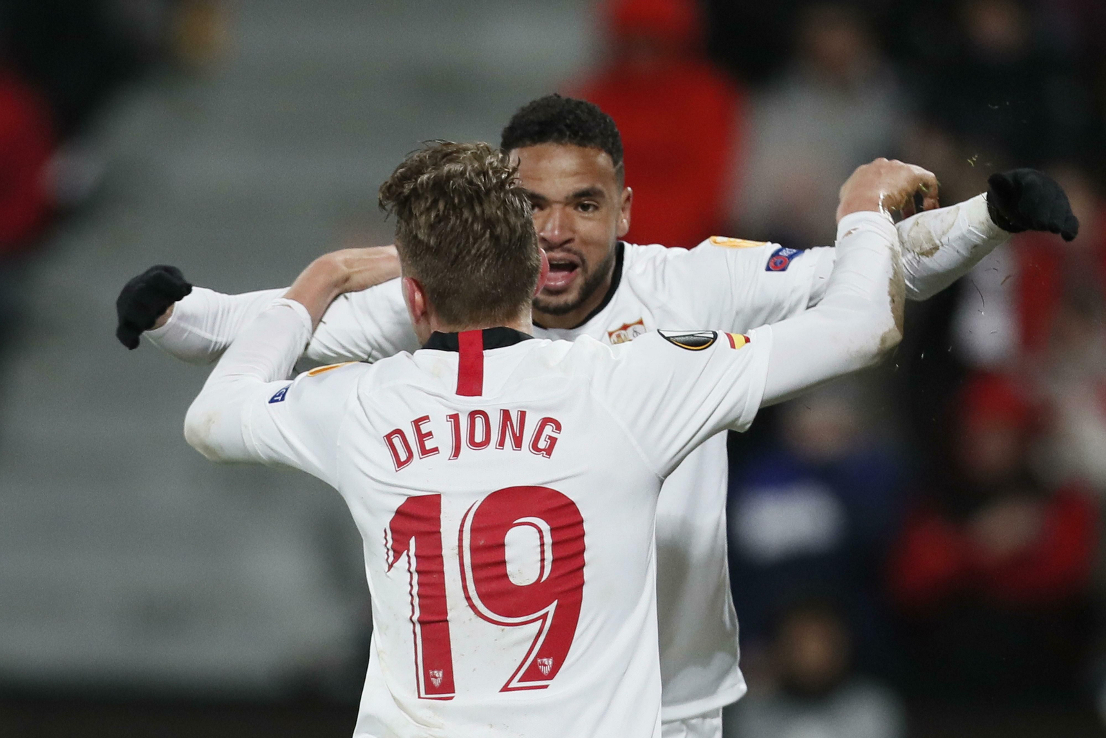 En-Nesyri recibe la encendida felicitación de De Jong tras el 1-1.