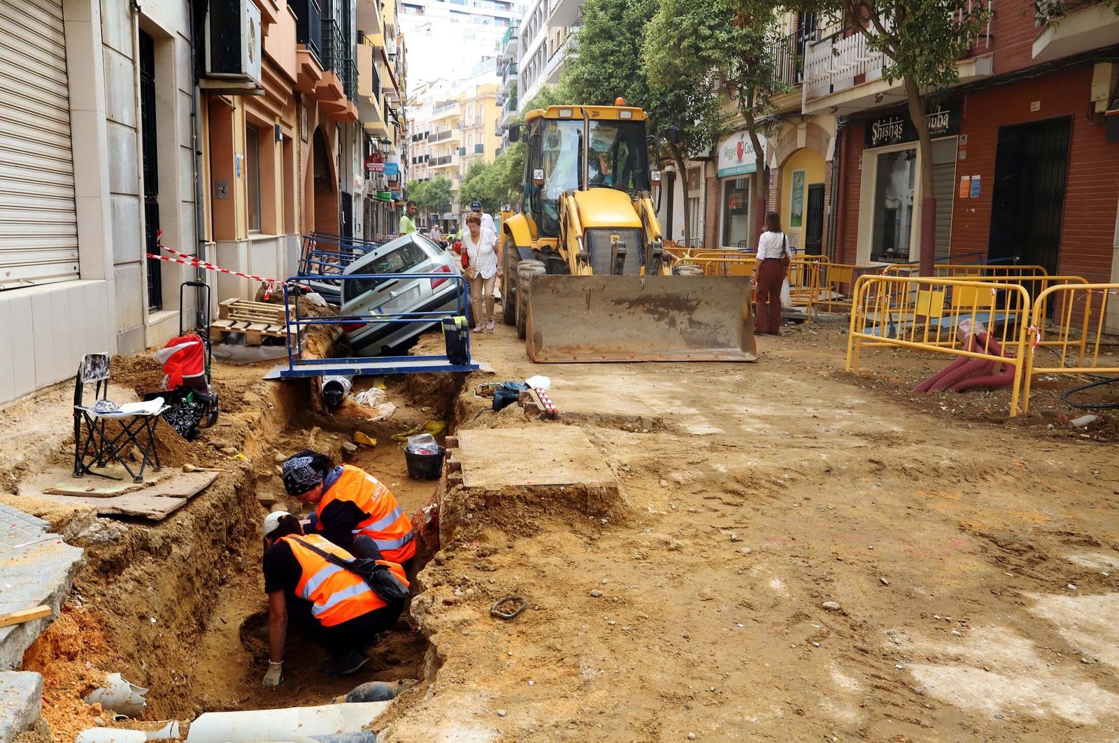 Imágenes del coche accidentado en las obras de la calle Fernando el Católico