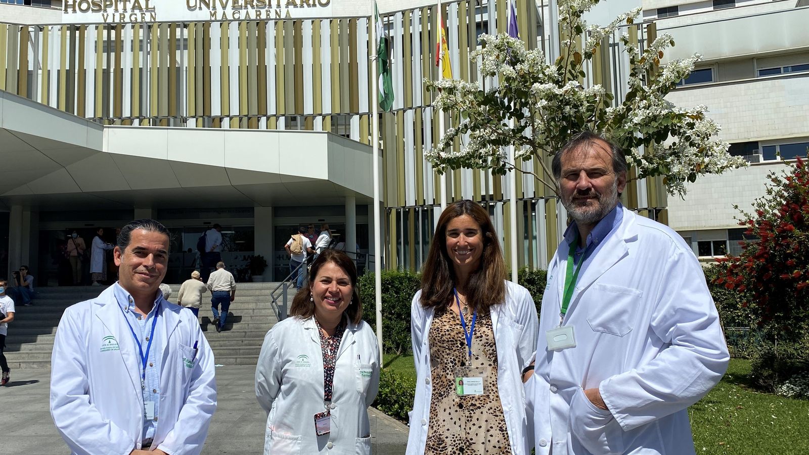 De izquierda a derecha, Antonio Barcos, Patricia Fernández, Teresa Arrobas y el jefe de servicio de Análisis Clínicos del Macarena, Antonio León Justel.