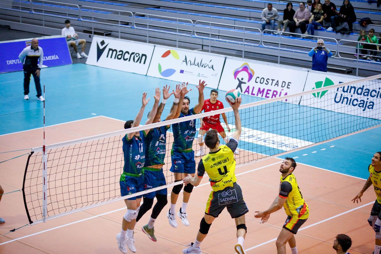 Las imágenes del Unicaja Costa de Almería-Leleman Conqueridor, primer partido del play off por el título de Superliga en Almería