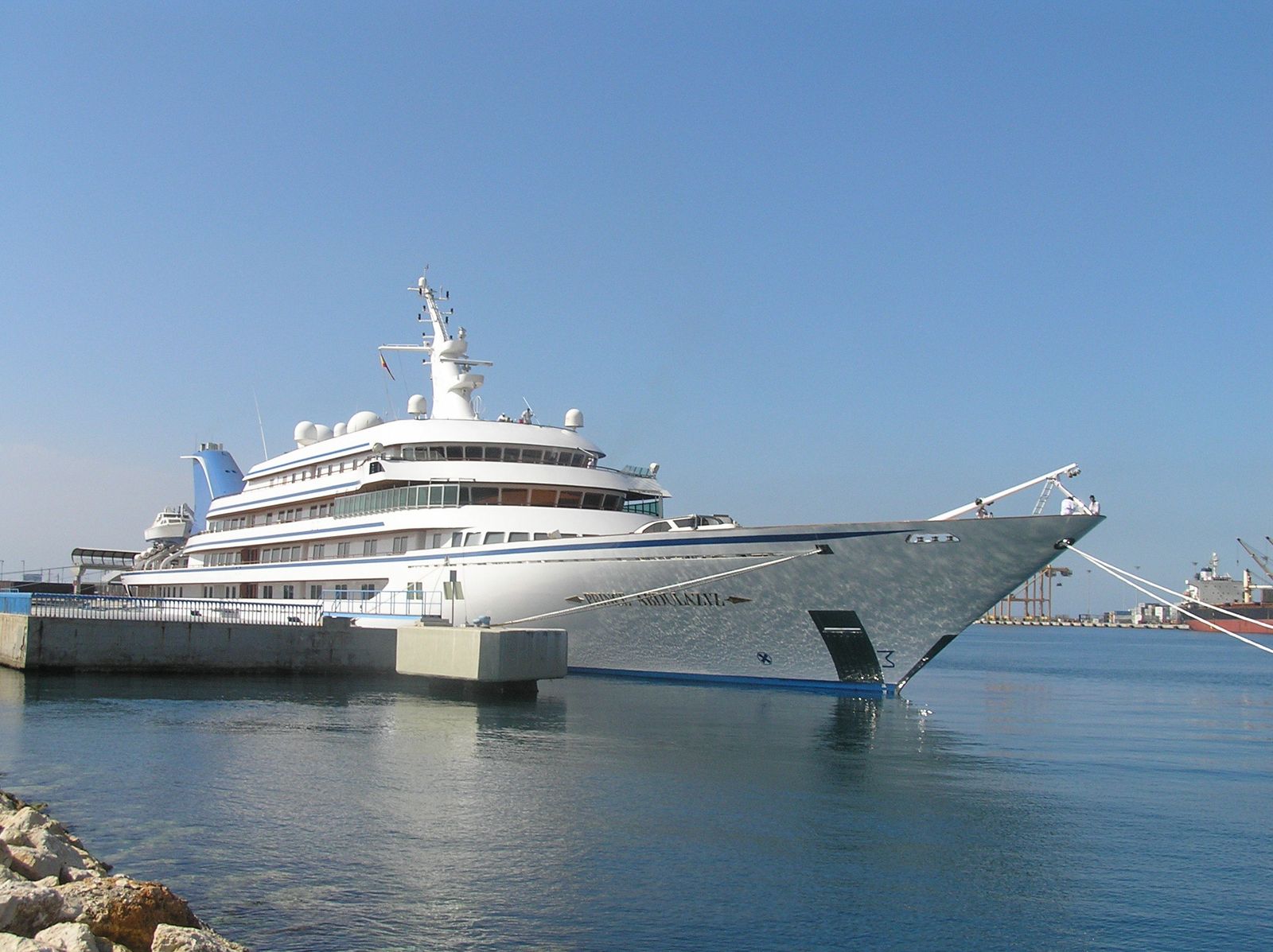 El yate del rey de Arabia Saudí, el mayor que ha atracado en el puerto hasta la fecha.