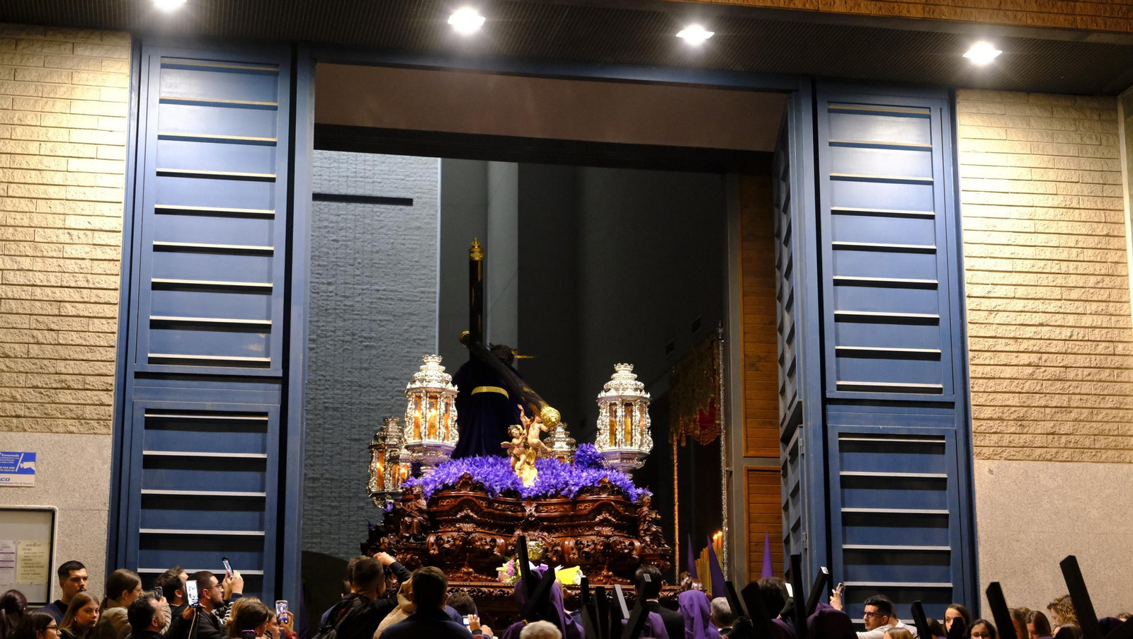 Pasión vuelve a su Iglesia de Santa Teresa azotada por la lluvia