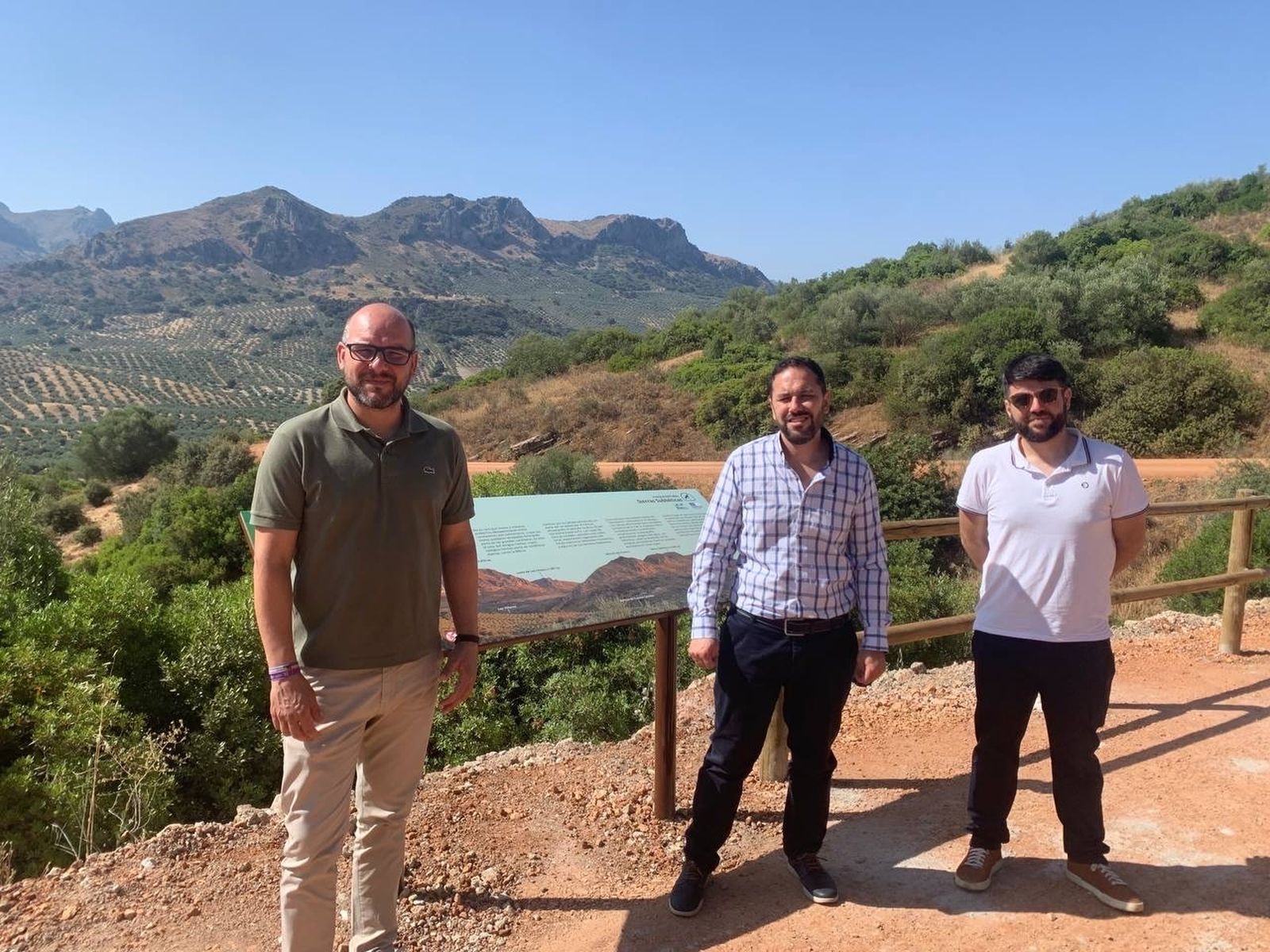 Las autoridades, en un camino de Carcabuey.