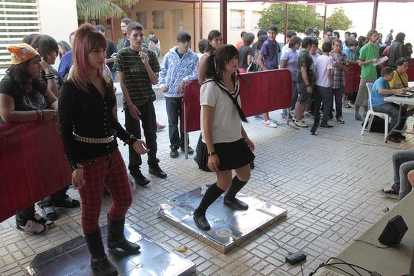 Cientos de jóvenes se acercan a la cultura japonesa en la inauguración del V Salón Manga de Cádiz. 

Foto: Lourdes de Vicente
