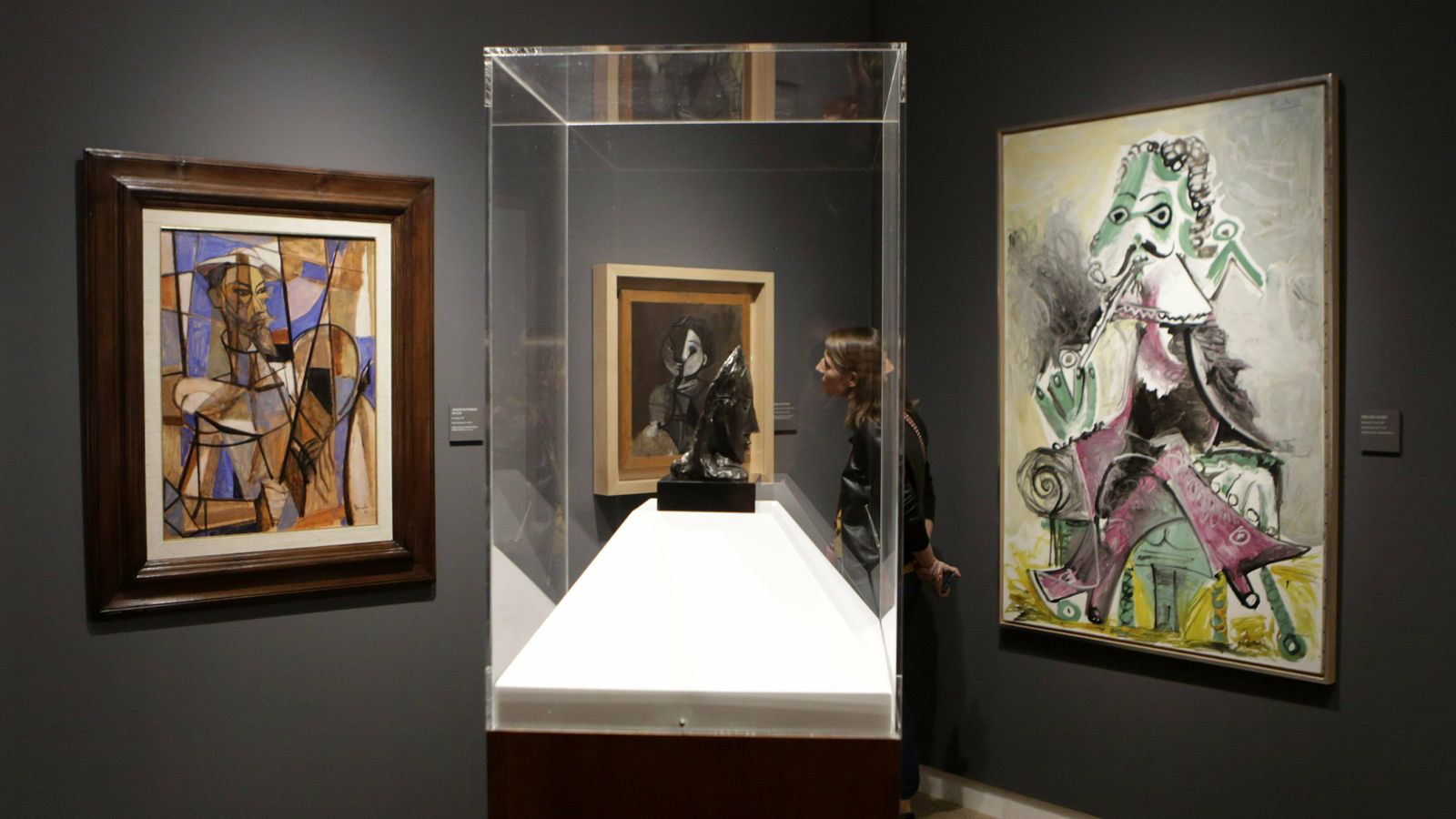 Diálogo entre las obras de Picasso y Peinado en la planta alta de la Fundación Unicaja.