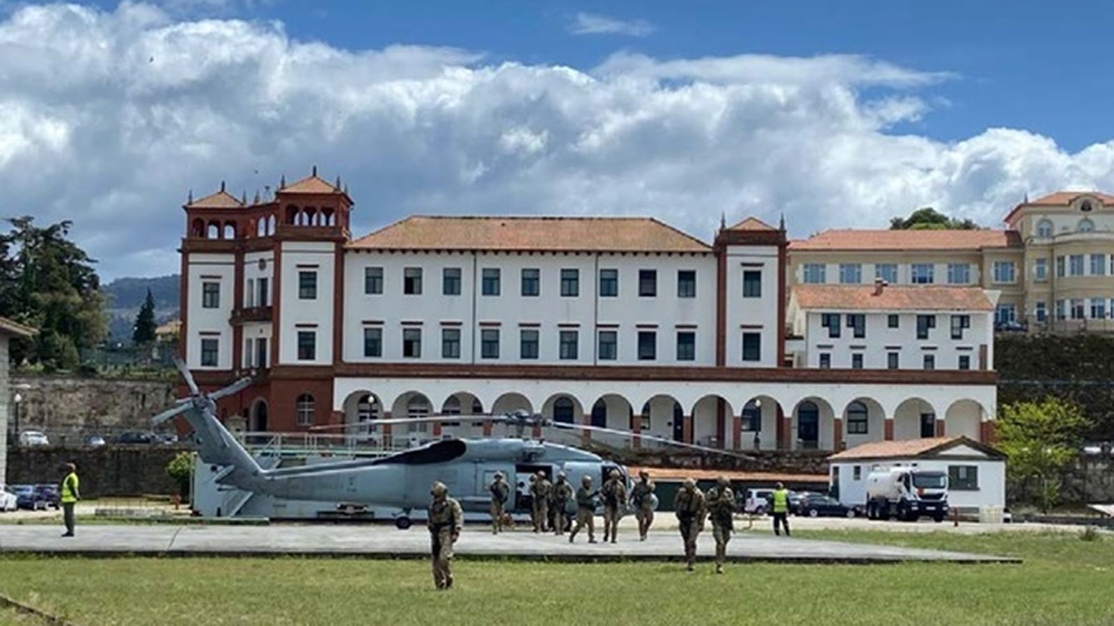 Personal de la FGNE y un SH-60F 'Morsa' frente al Cuartel "Méndez Núñez" de la Escuela Naval de Marín.
