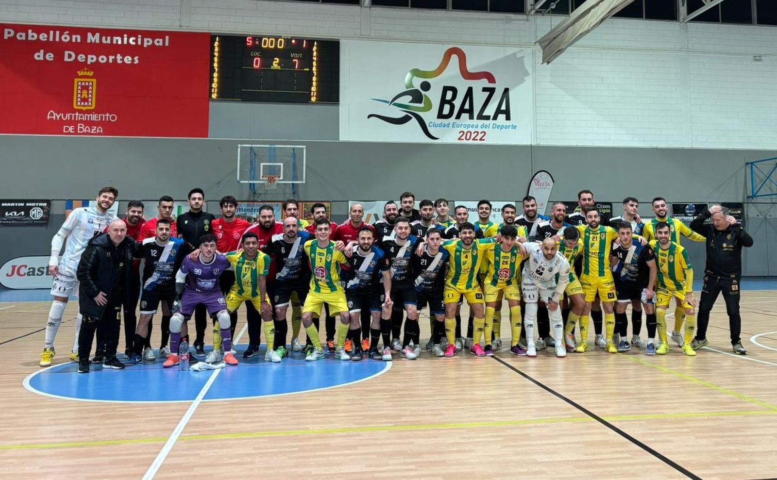 Foto de familia entre los dos equipos tras el final del encuentro.