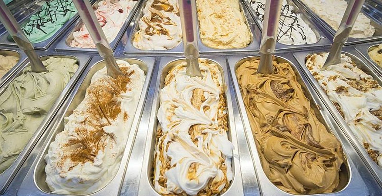 Helados preparados para la venta en una heladería de Cádiz