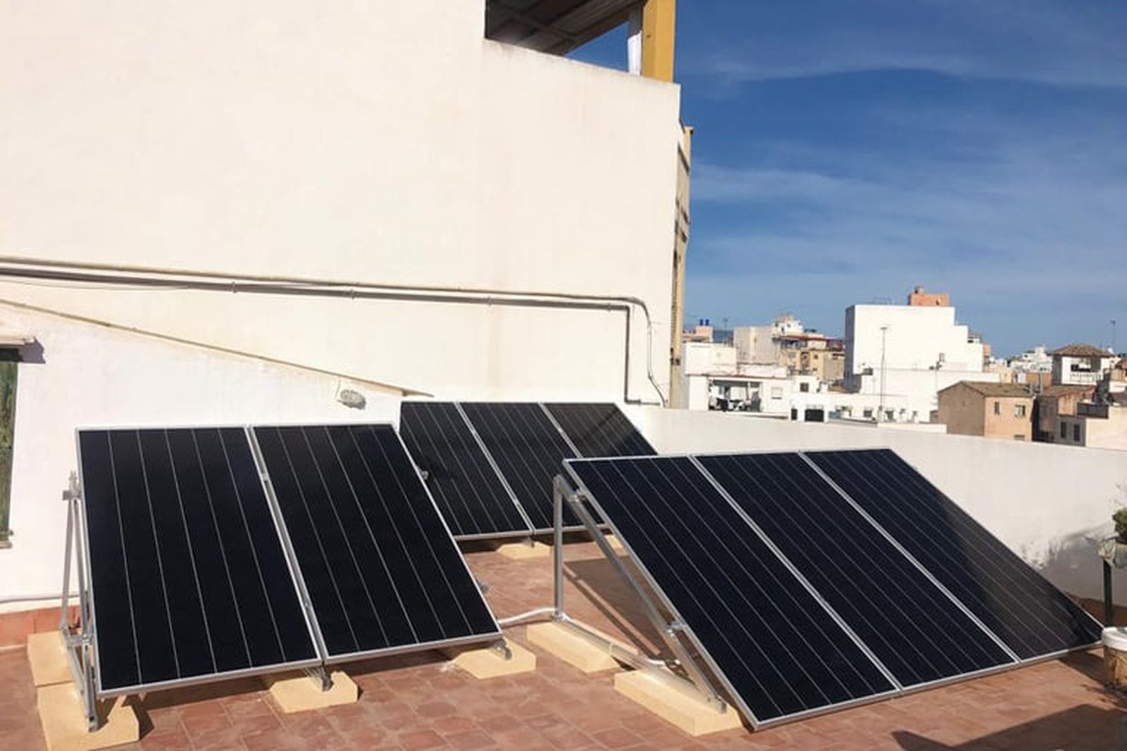 Placas solares en una azotea comunitaria