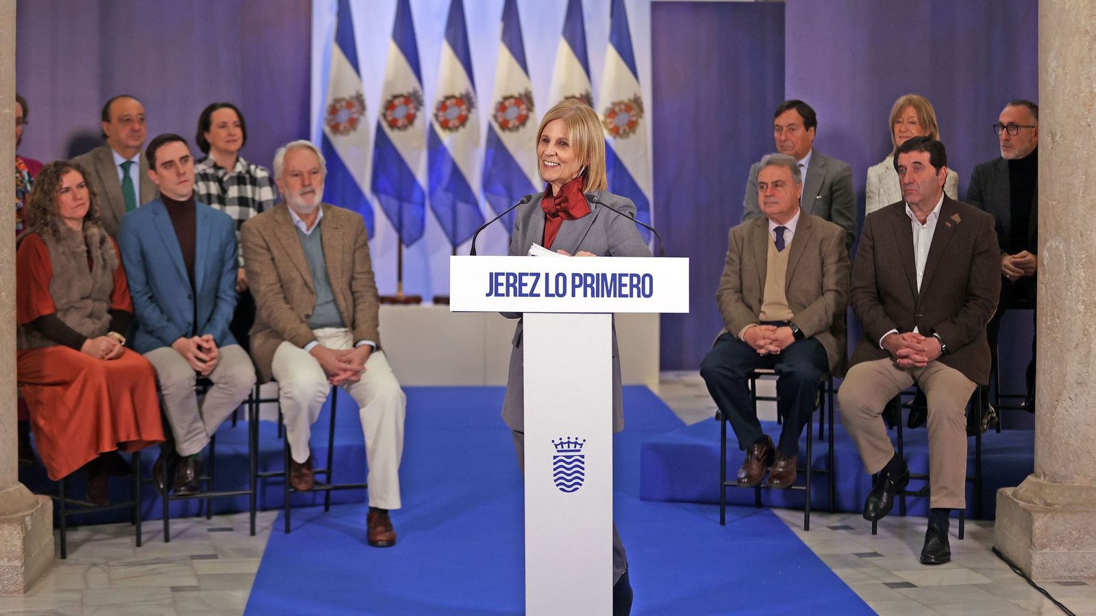 La alcaldesa de Jerez, acompañada por su gobierno durante la comparecencia celebrada en la Sala Pescadería.