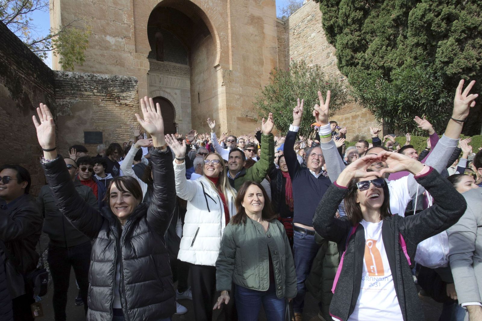 La parte final contó con la colaboración de los granadinos en un acto en la Torre de la Justicia.