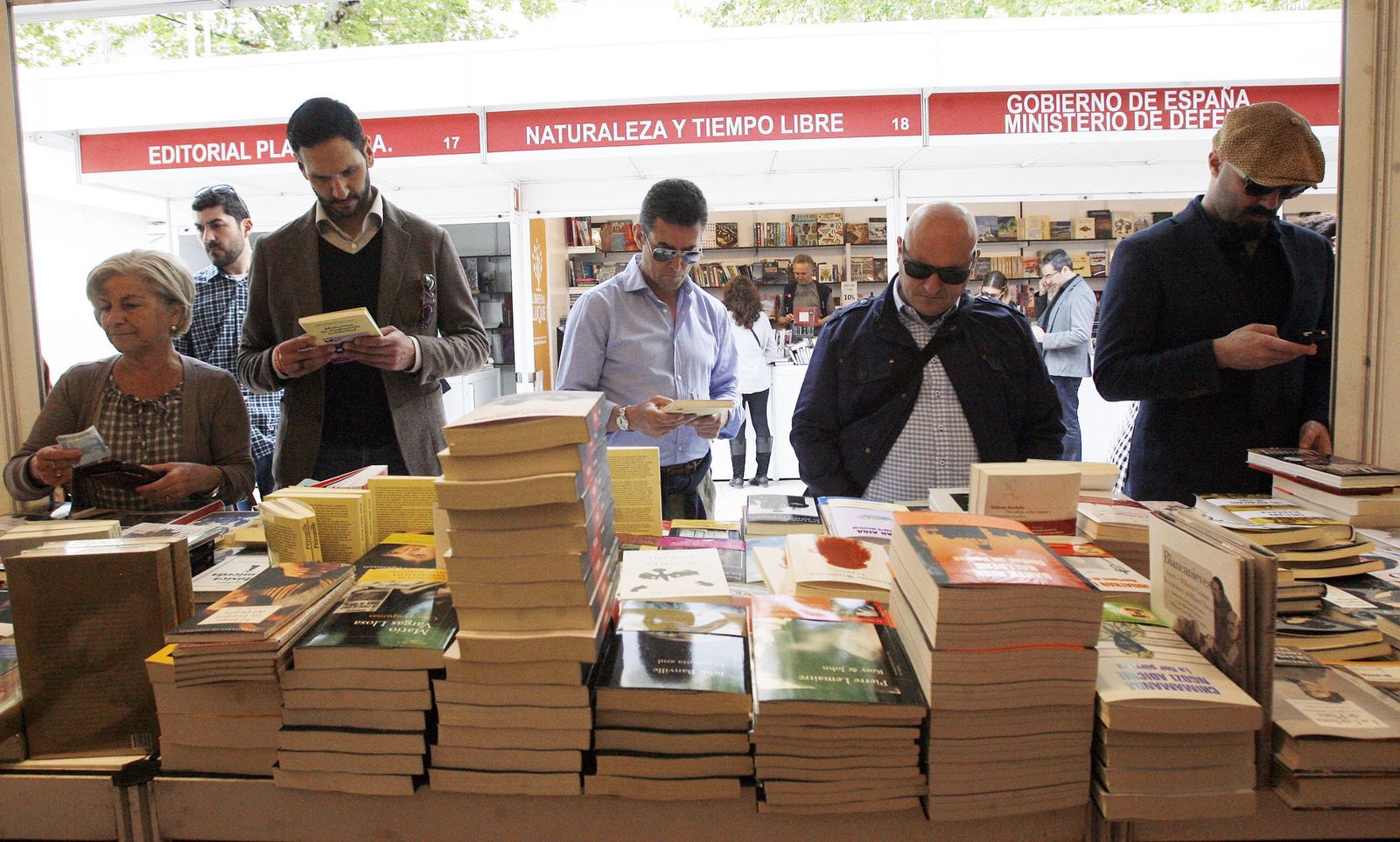 Clientes en la feria del libro.