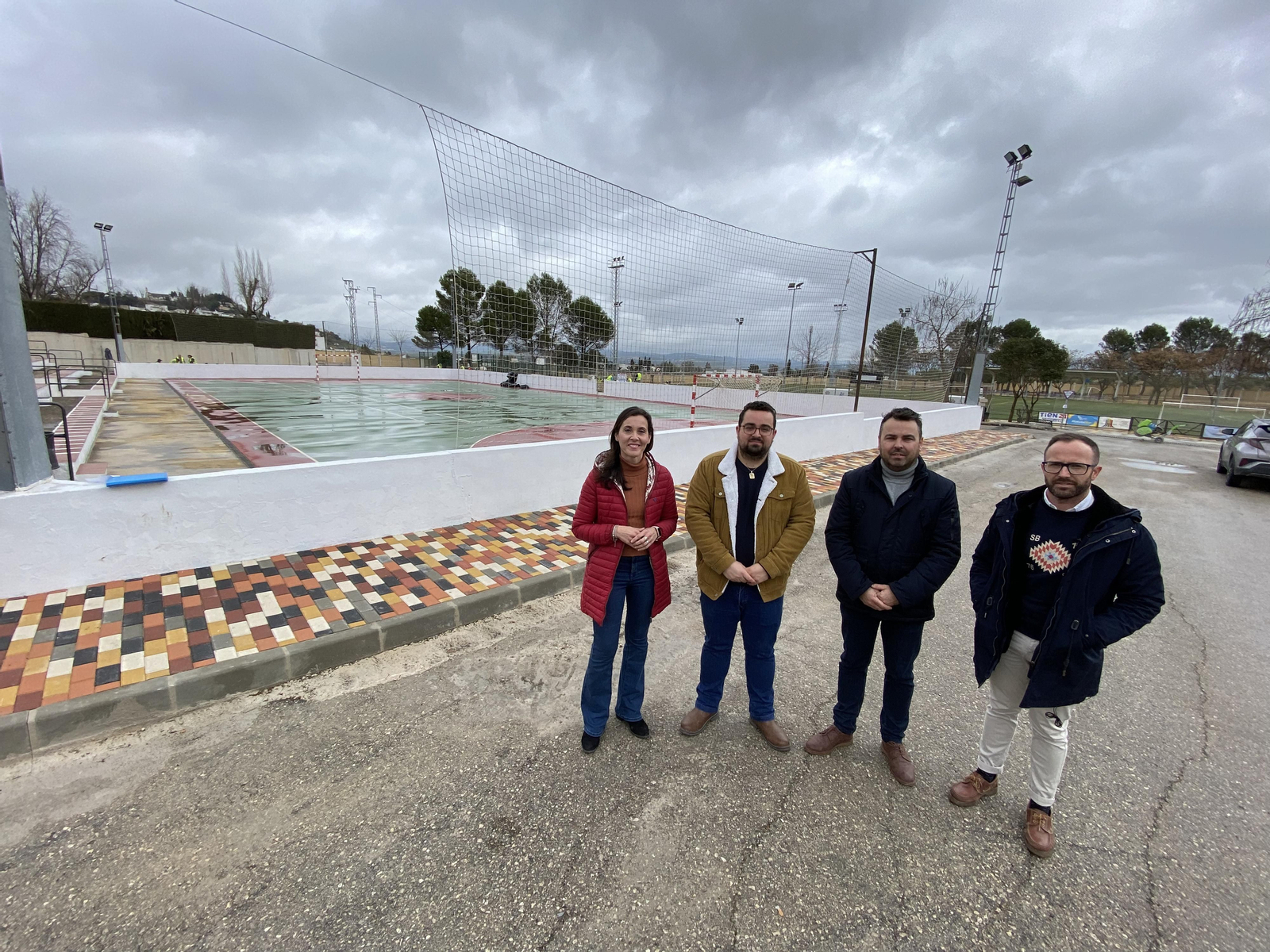 Las autoridades, junto a la pista de fútbol sala de Monturque. Las autoridades, junto a la pista de fútbol sala de Monturque.