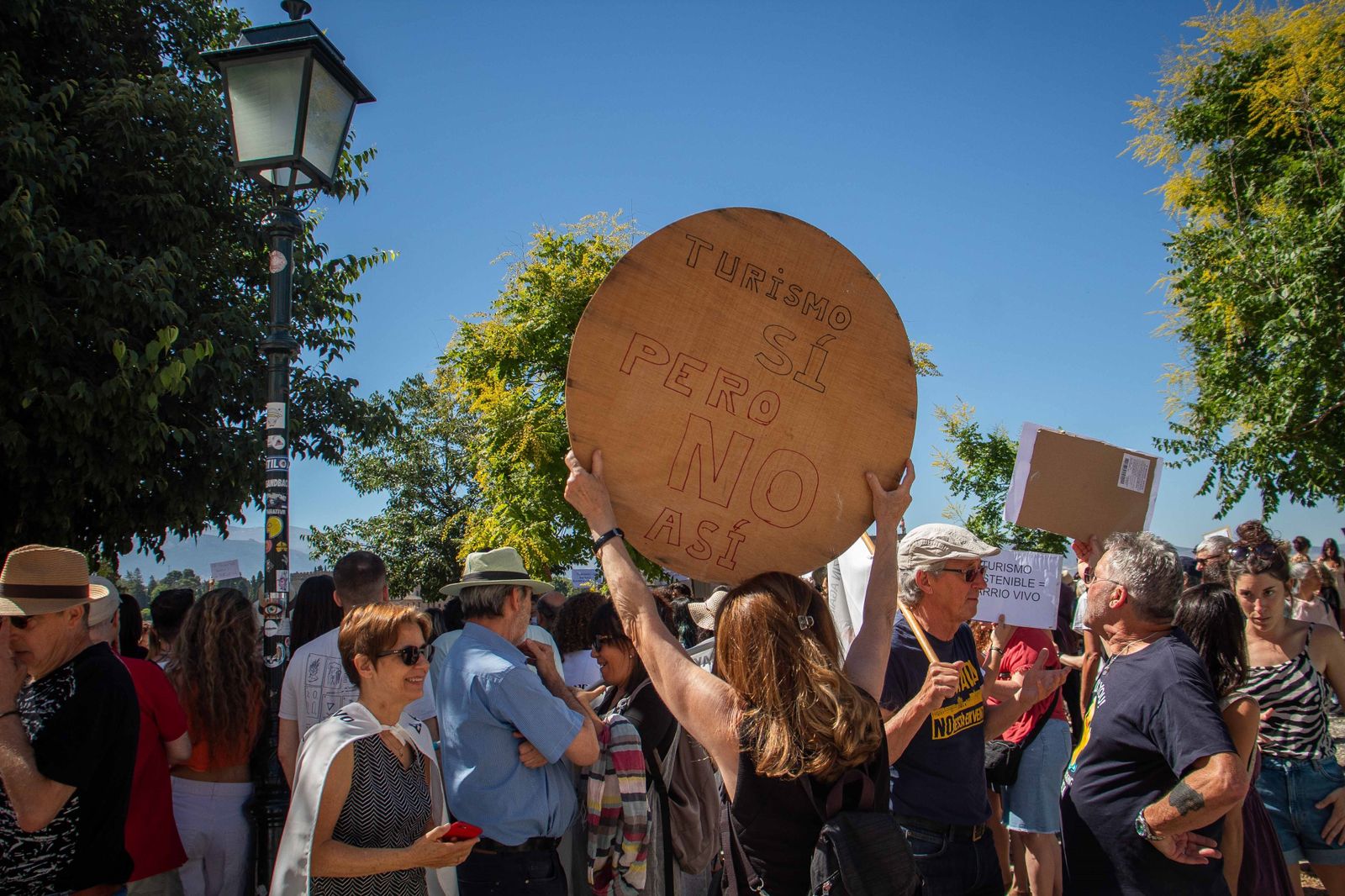 Las mejores imágenes: Vecinos del Albaicín exigen un turismo regulado en Granada