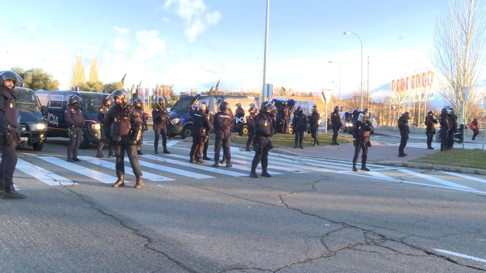 Las imágenes de la inauguración de FITUR, protagonizada por las protestas del taxi