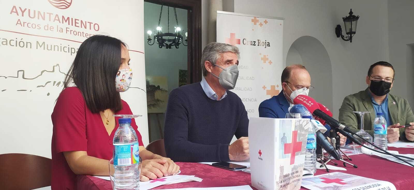 Un momento de la presentación de la iniciativa solidaria con el alcalde y responsables de Cruz Roja.