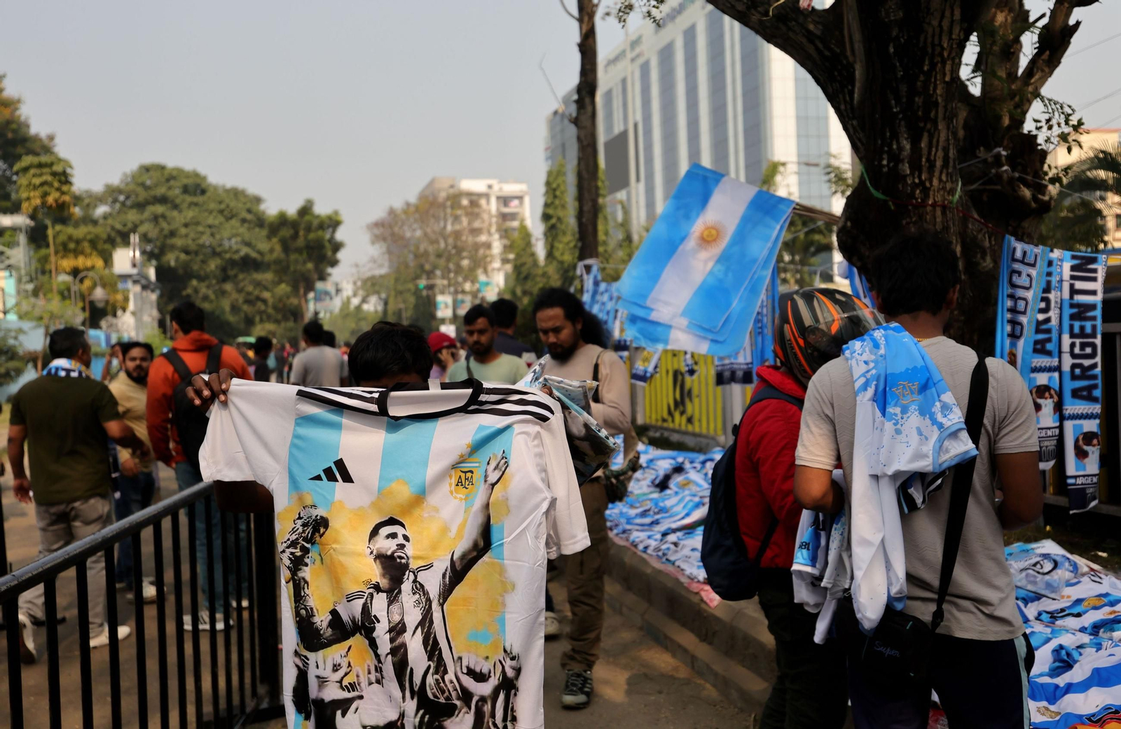 Las fotos de los disturbios por una visita de Leo Messi a Calcuta