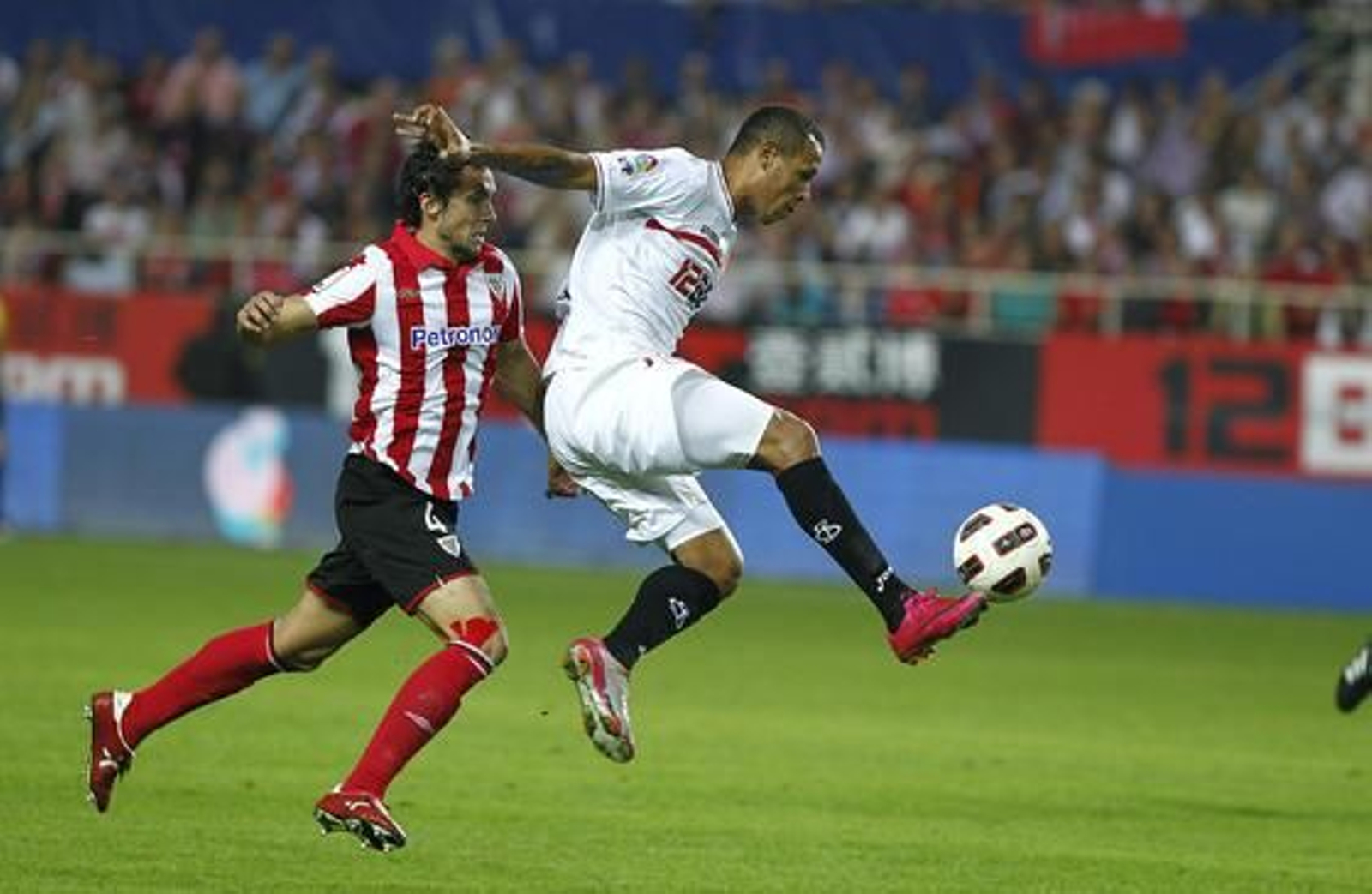 Luis Fabiano controla antes de lanzar la vaselina que supondría el tercer gol del Sevilla. / Antonio Pizarro