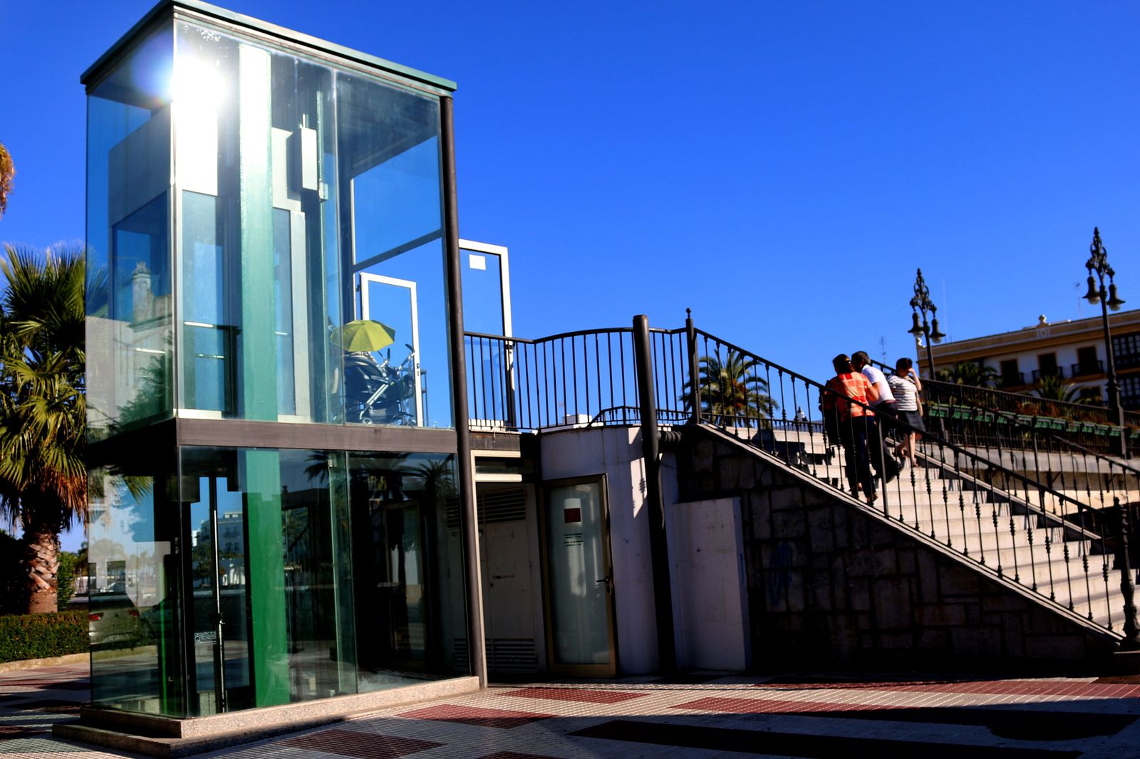 Ascensor del Puente Chico objeto de la última gamberrada.