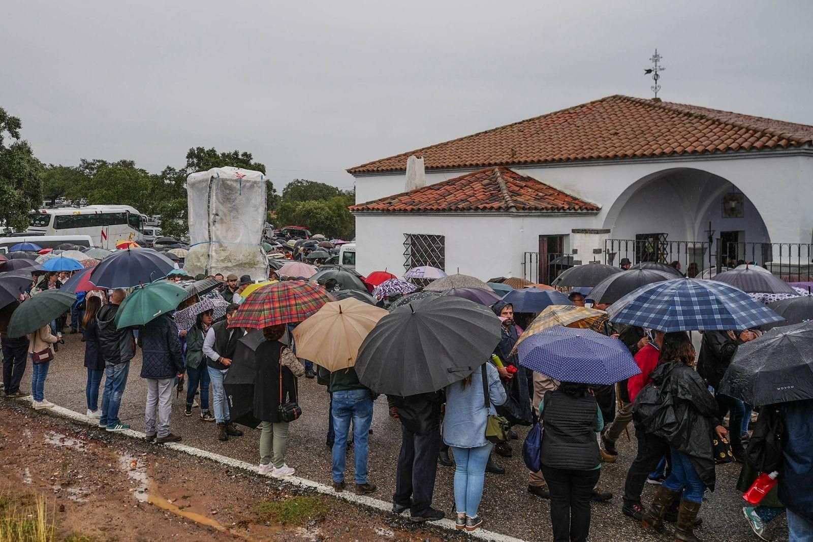 La borrasca Berenice acompaña a la Virgen de Luna en su romería