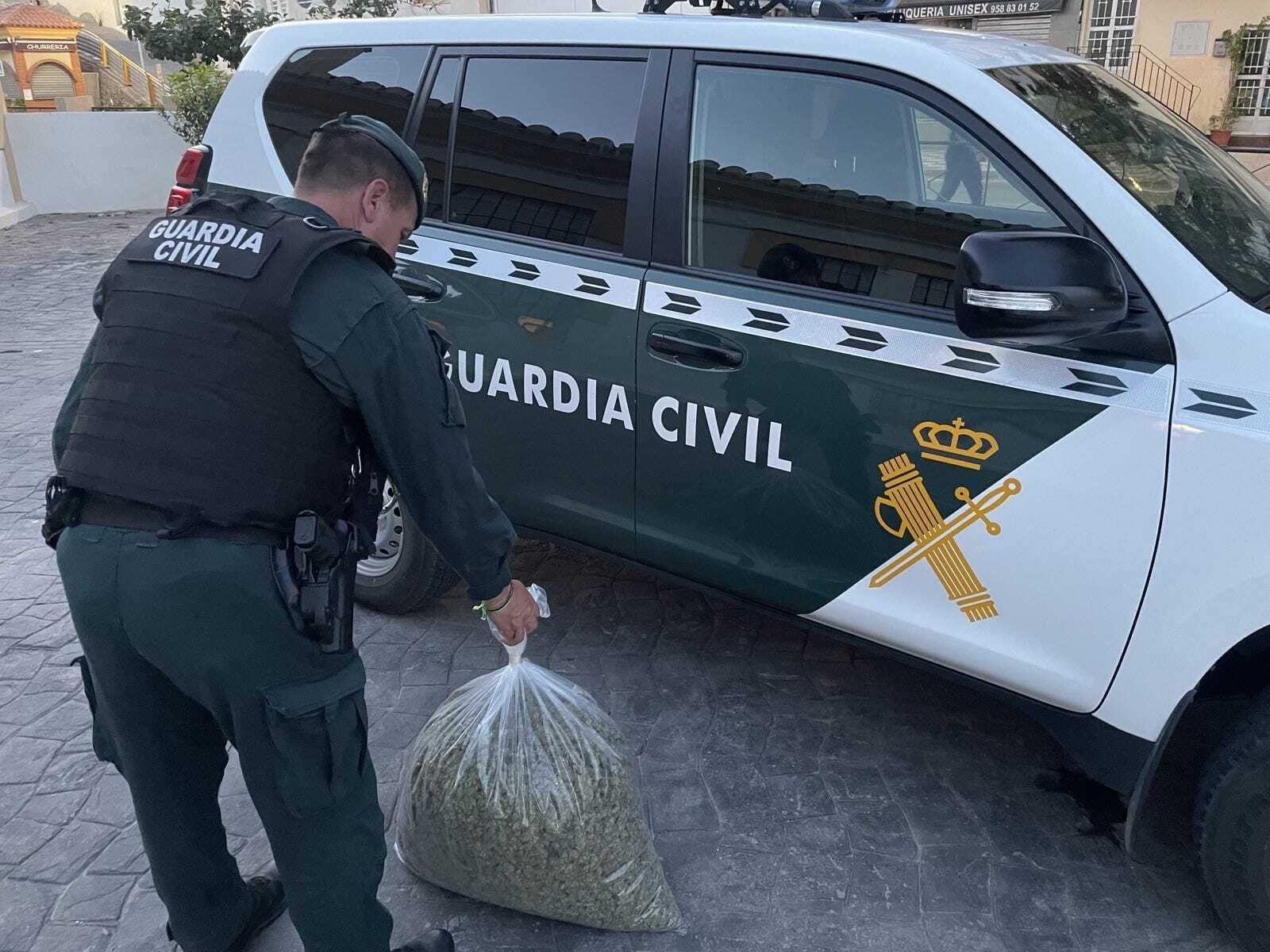 Un agente con una bolsa de marihuana