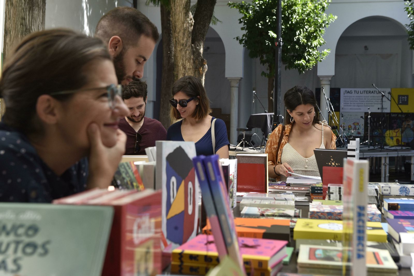 El patio del Cicus acogió las propuestas de editoriales y librerías como Caótica.